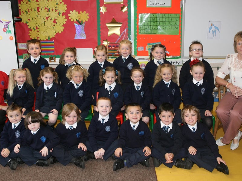 Mrs. Gillen's P1 class at Rosemount PS. On left is Miss Hegarty, Classroom Assistant. DER3713JM020