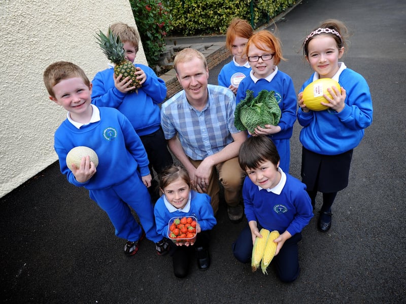 John Howe, Marshall Howe green grocers, Limavady pictured with p3 from Termoncanice PS, during a healthy eating class. Included, are Brogan Mailey, Ruari Holmes, Claire McNeill, Cory Healy, Robyn Cooper, Chloe Butcher and Conor Mathews. DER4113SL313