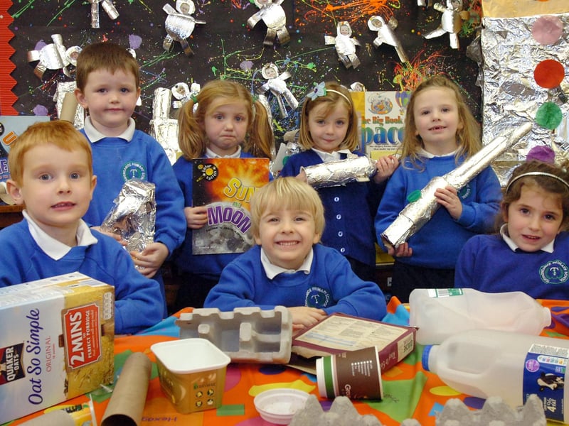 P1 pupils from Termoncanice Primary School hard at work on their space project. (DER4613PG090)