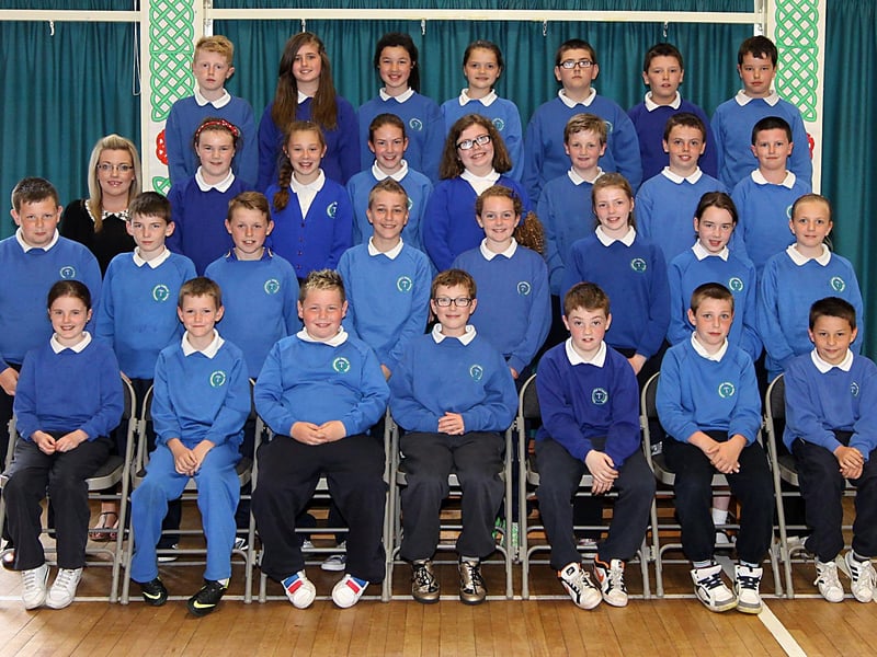 Miss Grainne Shaw and her P7 leavers class Termoncanice Primary School. INLV2413-143KDR