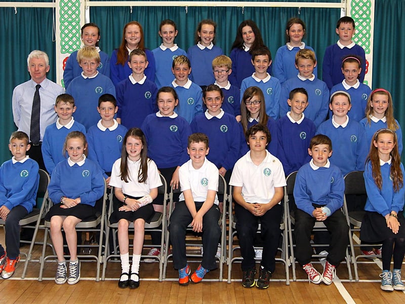 Mr Leo McCloskey and his P7 leavers class Termoncanice Primary School. INLV2413-144KDR