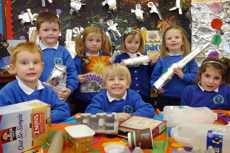 P1 pupils from Termoncanice Primary School hard at work on their space project. (DER4613PG090)