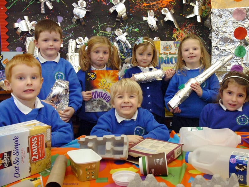 P1 pupils from Termoncanice Primary School hard at work on their space project. (DER4613PG090)
