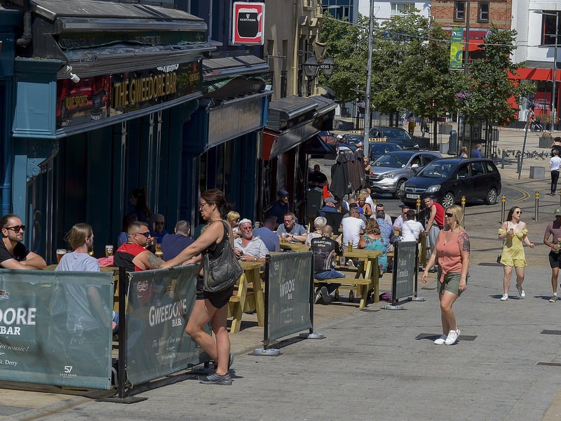 Pubs on Waterloo Street were busy on Saturday afternoon last during the mini – heatwave. Photo: George Sweeney. DER2128GS – 049