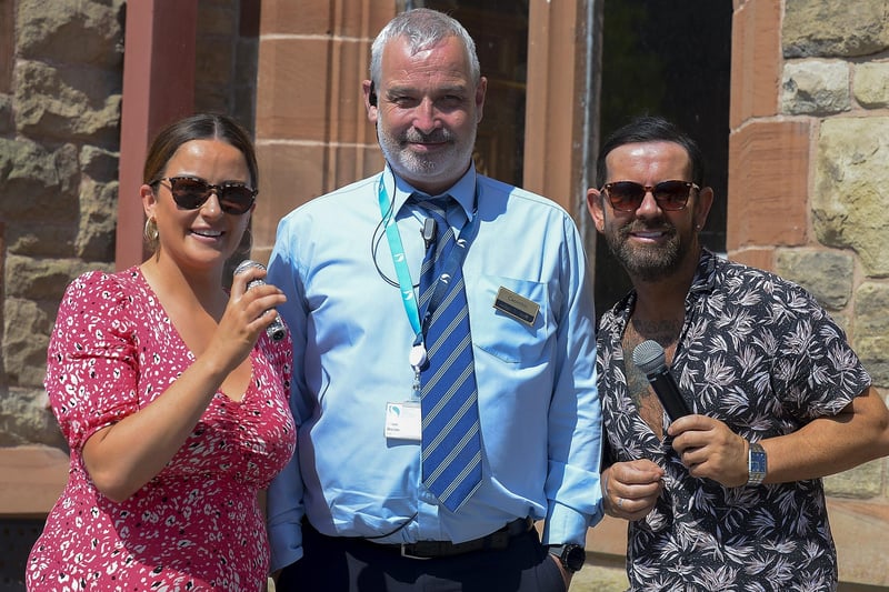 Danika Breslin and Mickey Doherty who serenaded pedestrians in Guildhall Square during the mini - heatwave on Saturday afternoon, pictured with DCSDC employee Caoimhim Breslin. Photo: George Sweeney. DER2128GS – 054