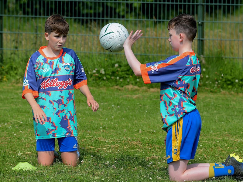 Hand pass practice at the recent Brian Ogs Cúl Camp at Páirc Brid. DER2129GS - 054