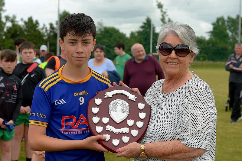 Steelstown captain Emmet Hanley receives the Na Piarsaigh Shield from Anne McChrystal on Saturday. Photo: George Sweeney. DER2121GS – 100