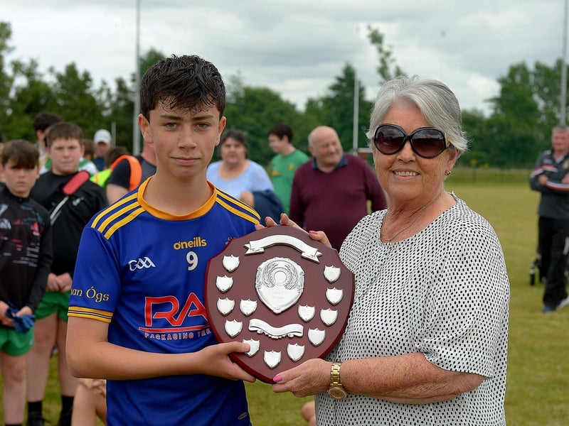 Steelstown captain Emmet Hanley receives the Na Piarsaigh Shield from Anne McChrystal on Saturday. Photo: George Sweeney. DER2121GS – 100