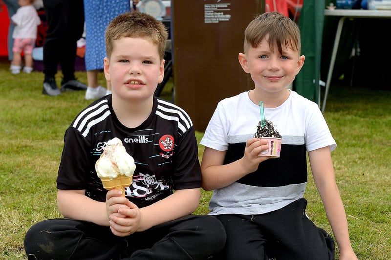 Pals enjoy an ice cream at the recent Galliagh Community Fun weekend. Photo: George Sweeney. DER2121GS – 097