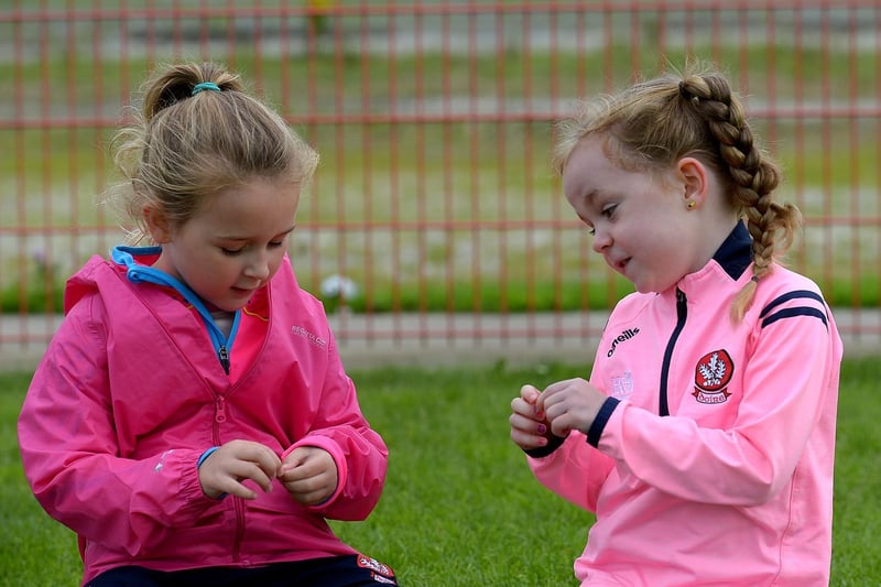 These young girls relax during a break at the recent Under 6 Cul Camp held at Sean Dolans GAC.  DER2121GS – 070