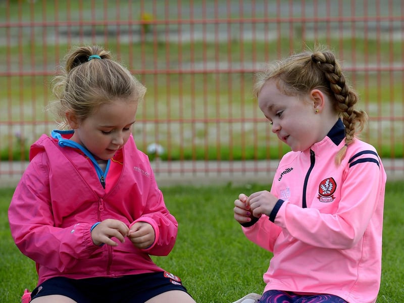 These young girls relax during a break at the recent Under 6 Cul Camp held at Sean Dolans GAC.  DER2121GS – 070