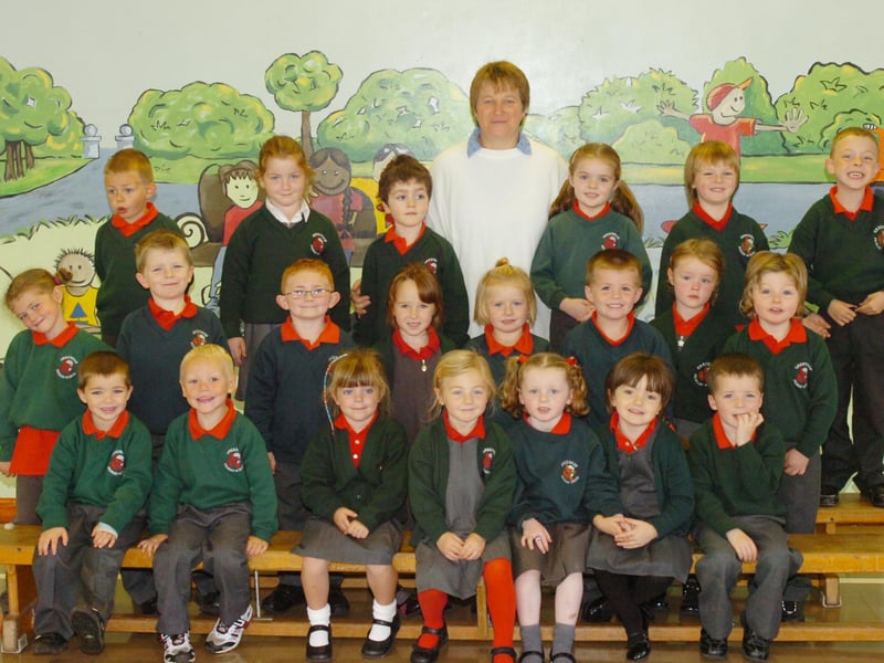P1 pupils from Greenhaw Primary School with class teacher Linda Heaney. (2109PG23)