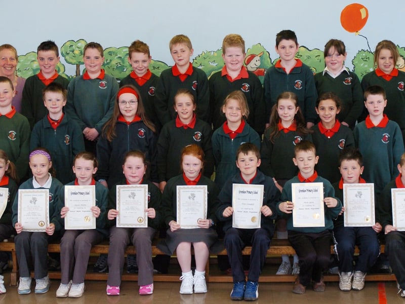 P5 pupils from Greenhaw Primary School receive certificates for completing a paired reading programme. Included is class teacher Daisy Mules, left, and classroom assistant Arlene Bowe. (0505PG13)