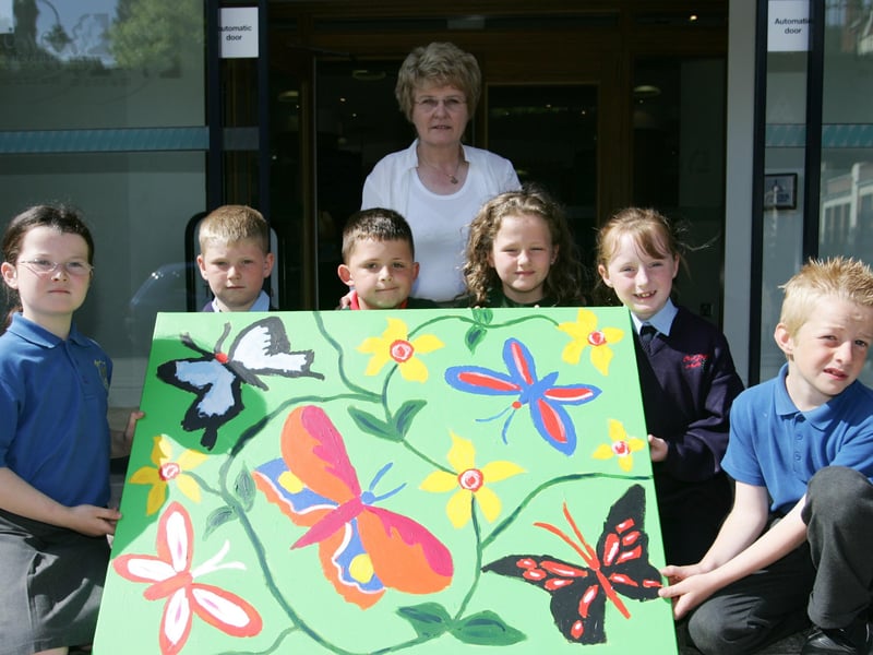 Art Project organiser Evelyn McIntyre with students Charlene Dougherty (Donemana PS), Kelvin McDonlad (Scoil Eoghain NS, Moville), Ciaran Campbell and Abigail Mould (Greenhaw PS) and Laura McBride (Scoil Eoghain NS, Moville) with one of the pieces from the workshops.  (0906JB14)