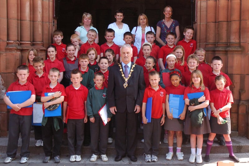 The Mayor of Derry Alderman Drew Thompson with children from Greenhaw Primary School who are taking part in a Guildhall trail to learn about the history of the building. Included, from left, are parents Eileen Jones and Gerladine Coyle, Joyce McDermott, classroom assistant, and Daisy Mules, teacher. (1206PG04)