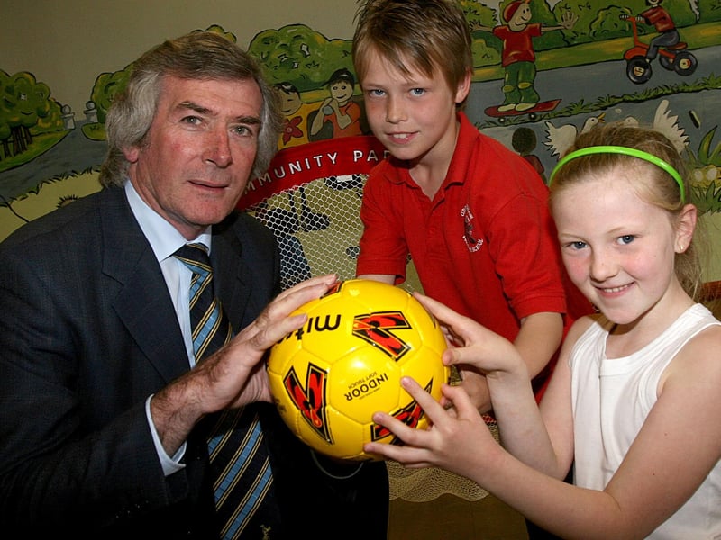 Former Northern Ireland goalkeeper Pat Jennings, pictured with pupils Oran McConnell and Rebecca Callaghan, on his visit to watch the coaching of young pupils at Greenhaw Primary School in Londonderry, as part of a McDonald's IFA Community Partnership project. LS21-520MT.