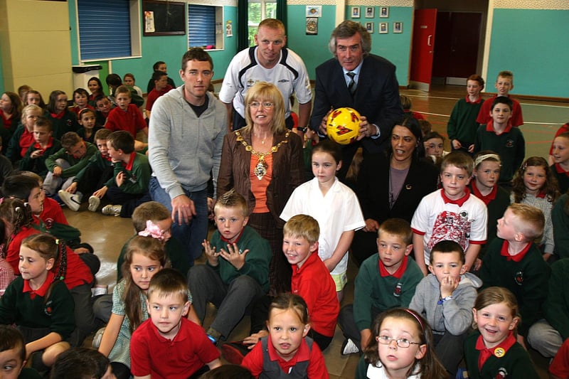 Former Northern Ireland goalkeeper Pat Jennings, accompanied by his son Pat Jennings (junior) and the Mayor of Londonderry Councillor Helen Quigley, on a visit to watch the coaching of young pupils at Greenhaw Primary School in Derry, as part of a McDonald's IFA Community Partnership project. Included are coaching instructor Kevin Doherty,  Grassroots development officer with Derry City Council and Vindi Torney, school principal. LS21-521MT.