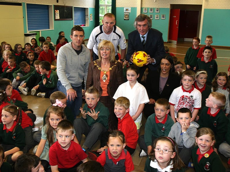 Former Northern Ireland goalkeeper Pat Jennings, accompanied by his son Pat Jennings (junior) and the Mayor of Londonderry Councillor Helen Quigley, on a visit to watch the coaching of young pupils at Greenhaw Primary School in Derry, as part of a McDonald's IFA Community Partnership project. Included are coaching instructor Kevin Doherty,  Grassroots development officer with Derry City Council and Vindi Torney, school principal. LS21-521MT.
