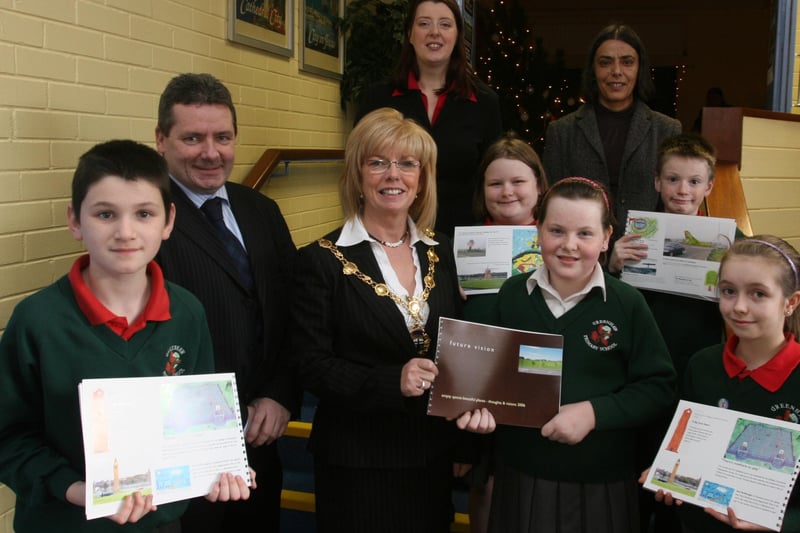 The Mayor of Derry Councillor Helen Quigley, launching the 'Future Vision' book at the Shantallow Community Centre, with the help of pupils from Greenhaw and St. Paul's primary schools, who have created the illustrations for the book. Included are pupils from Greenhaw PS (from left), Michael Rodgers, Jessica McConnell, Dearbhla Kelly, Adam Melrose and Erin McMonagle, with Oliver Green, director with the Greater Shantallow Community Arts, Alice McCartney, Arts and Regeneration Officer with Derry City Council and Vindi Torney, school principal.  (2911T26).