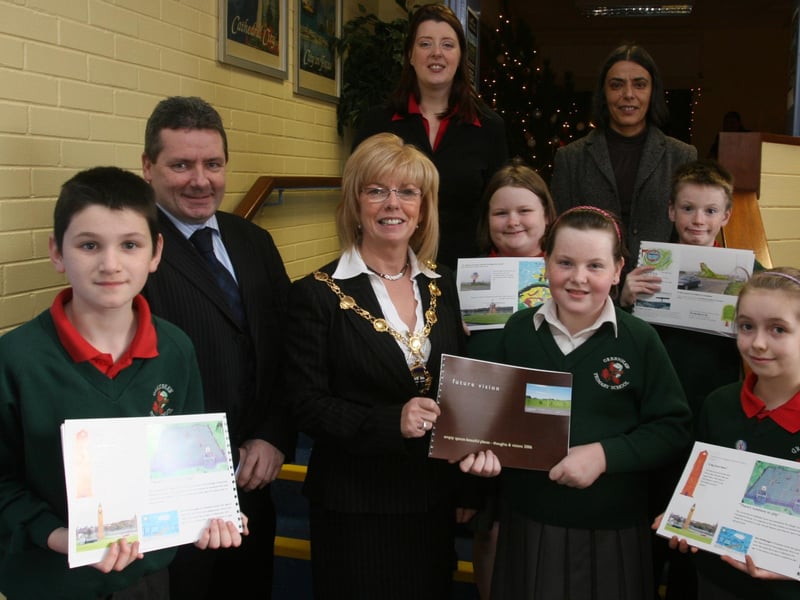 The Mayor of Derry Councillor Helen Quigley, launching the 'Future Vision' book at the Shantallow Community Centre, with the help of pupils from Greenhaw and St. Paul's primary schools, who have created the illustrations for the book. Included are pupils from Greenhaw PS (from left), Michael Rodgers, Jessica McConnell, Dearbhla Kelly, Adam Melrose and Erin McMonagle, with Oliver Green, director with the Greater Shantallow Community Arts, Alice McCartney, Arts and Regeneration Officer with Derry City Council and Vindi Torney, school principal. (2911T26).