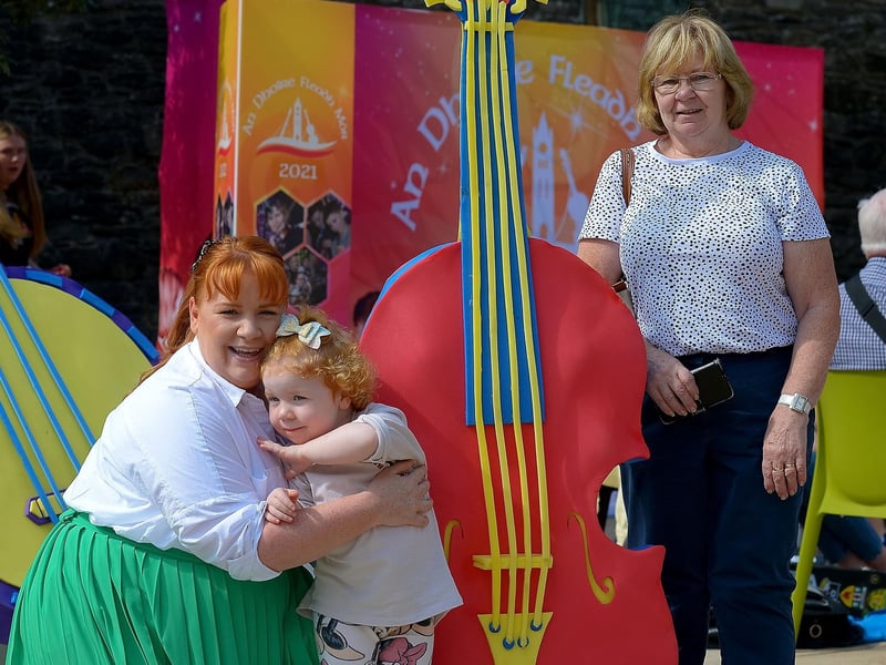 Farrah McNerlin, aged 3, with her mum Leigh and grandmother Mary in Guildhall Square yesterday afternoon. DER2134GS – 033
