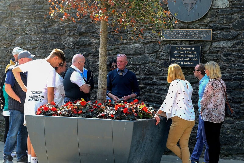 Visitors to Derry pictured during a guided tour of the city yesterday afternoon. DER2134GS – 034