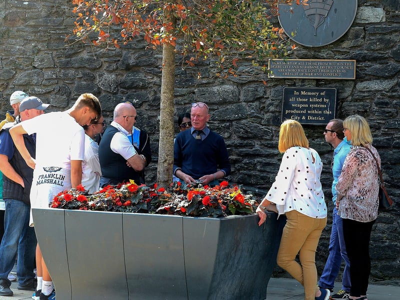 Visitors to Derry pictured during a guided tour of the city yesterday afternoon. DER2134GS – 034