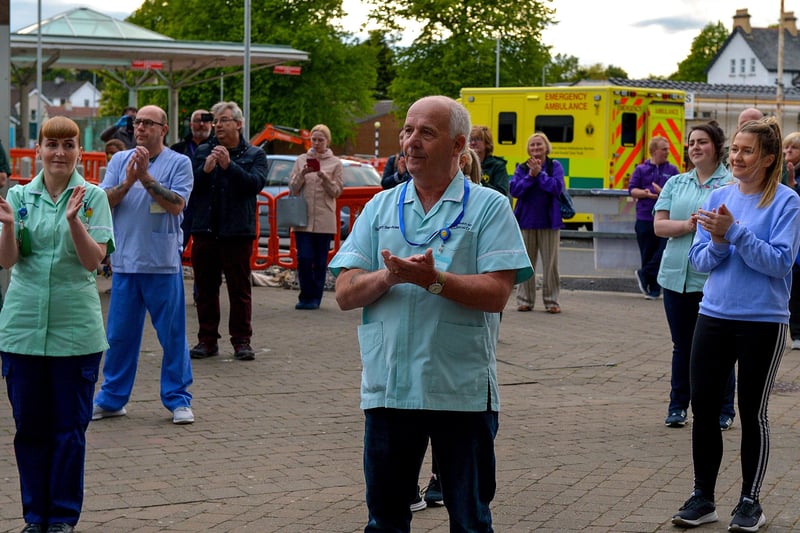 Altnagelvin hospital care staff show their appreciation for and clap for the support given to NHS frontline staff by the public, on Thursday evening last. DER2020GS – 039