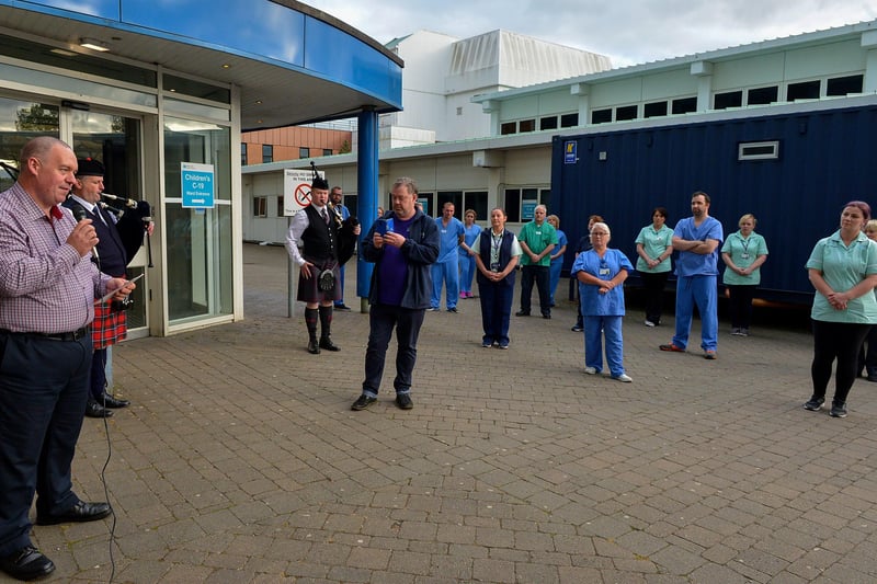 Fundraiser for Altnagelvin hospital COVID-19 Assessment centre, Omagh man Andy Campbell speaking at an Act of Remembrance for all who have lost their battle with COVID-19, on Thursday evening last.  DER2020GS – 020