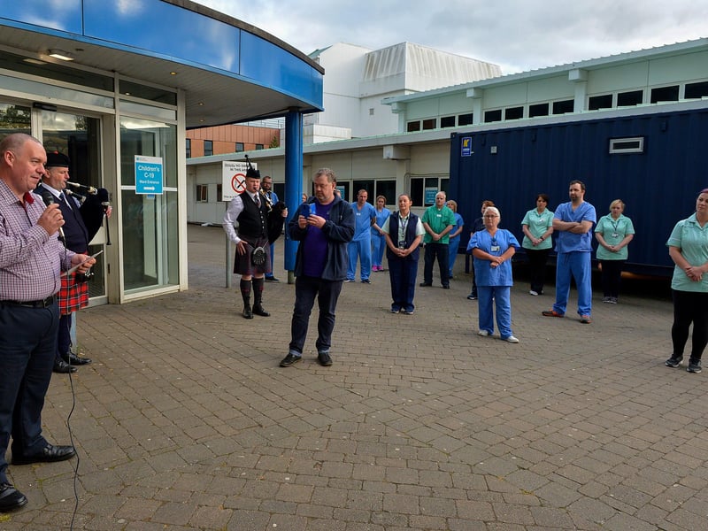 Fundraiser for Altnagelvin hospital COVID-19 Assessment centre, Omagh man Andy Campbell speaking at an Act of Remembrance for all who have lost their battle with COVID-19, on Thursday evening last.  DER2020GS – 020