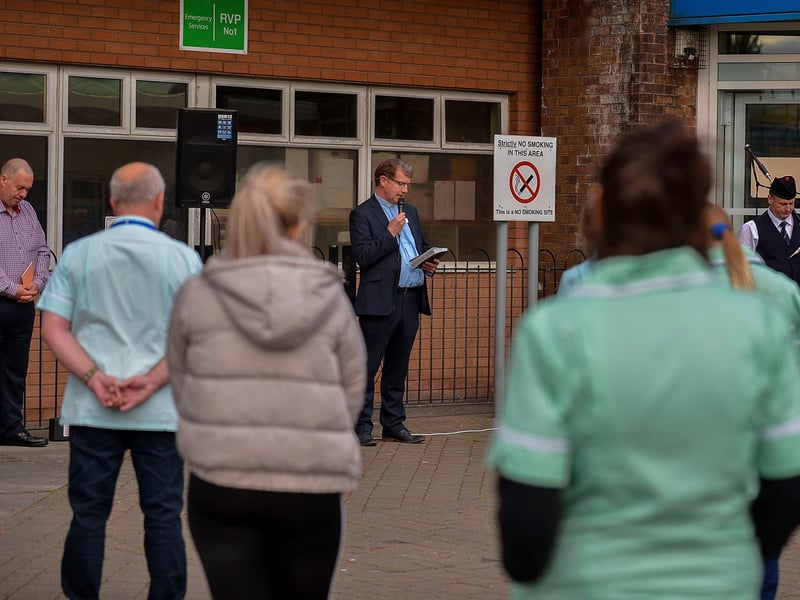 Presbyterian chaplain Rev Lindsay leads an Act of Remembrance, at Altnagelvin hospital on Thursday evening last, for all who have lost their battle with COVID-19. DER2020GS – 031
