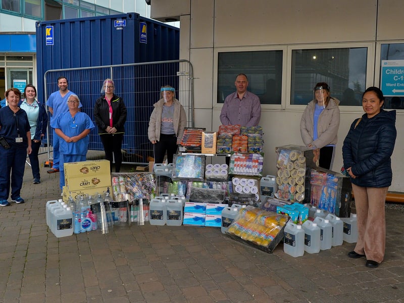 Omagh man Andy Campbell (centre) presents PPE and other items to staff from Altnagelvin hospital on Thursday evening last.  Andy raised the funds from sponsored ‘Stay at Home’ activities including a half-marathon in his garden and a 6 hour running challenge. Included in the photograph are COVID-19 Assessment Centre nurses  Staff Nurse Yvonne O’Kane, Staff Nurse Tamara O’Brien, Staff Nurse Zara Farrell and  Deputy Sister Hazel Gallo. DER2020GS – 017
