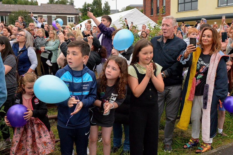 Hundreds of people turned out to greet Danny Quigley on his arrival at Destined, Foyle Road, after he completed a gruelling 10 Ironman Triathlons in 10 days in memory of his dad and fundraising over £74,000 for charities. Photo: George Sweeney / Derry Journal.  DER2135GS – 038