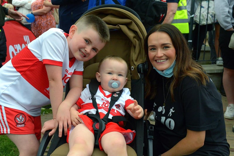 Danny Quigley’s sons Jack and Malachi with partner Emear.  Photo: George Sweeney / Derry Journal.  DER2135GS – 032