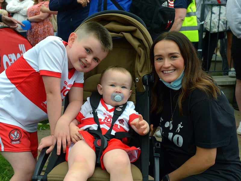 Danny Quigley’s sons Jack and Malachi with partner Emear.  Photo: George Sweeney / Derry Journal.  DER2135GS – 032