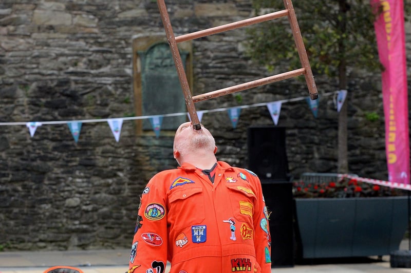 Clown Jitterbug Jackson entertains in Guildhall Square during the Carnival of Colours festival last weekend. Photo: George Sweeney / Derry Journal.  DER2136GS – 008