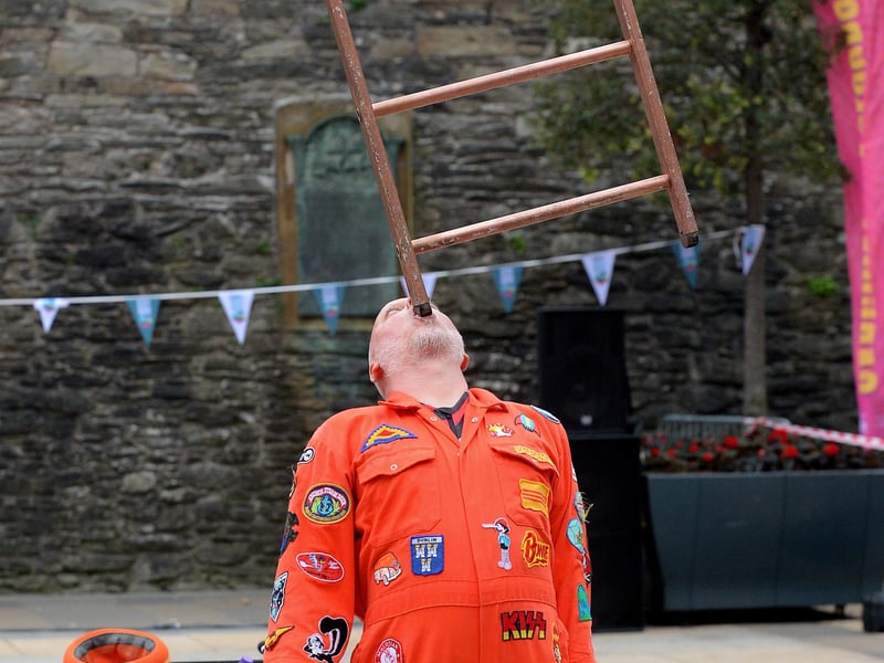 Clown Jitterbug Jackson entertains in Guildhall Square during the Carnival of Colours festival last weekend. Photo: George Sweeney / Derry Journal. DER2136GS – 008