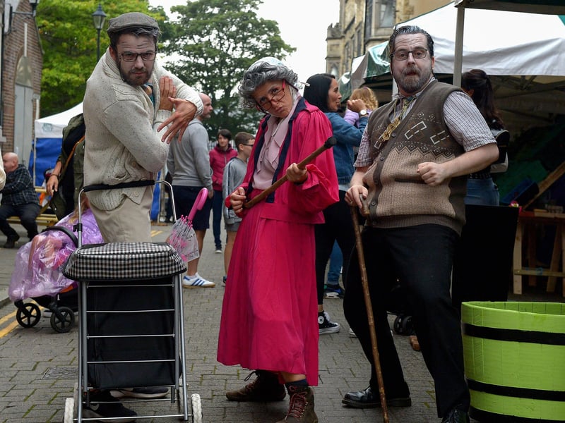 Walkabout act from In Your Space Circus pictured in the Cathedral Quarter during the Carnival of Colours festival last weekend. Photo: George Sweeney / Derry Journal. DER2136GS – 014