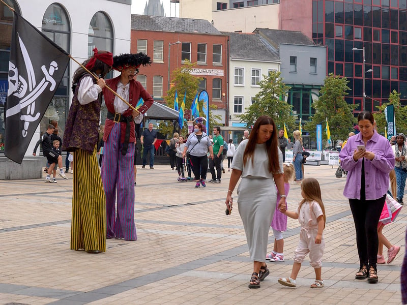 There was lots of on street entertainment in the city during the Carnival of Colours festival last weekend. Photo: George Sweeney / Derry Journal. DER2136GS – 017