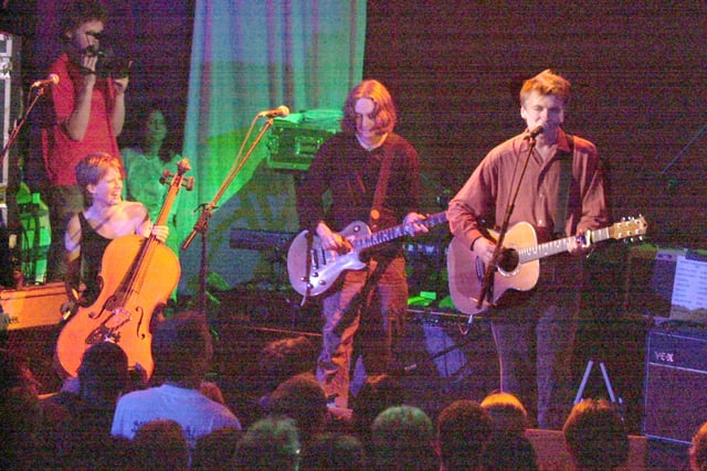Neil Finn played at the Adelphi, Sheffield in 2001. On his left is Sheffield cello player Liz Hanks.