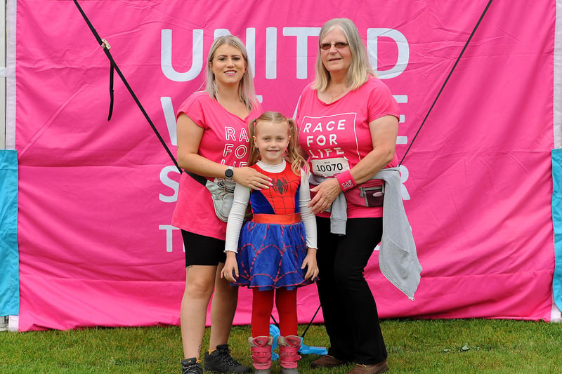 Race for Life 2021   - Carrie Deavin with daughter Nova , age 5, and great grandmother Blue. Pic: Fife Photo Agency
