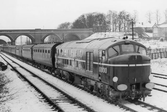 Britain's first diesel train in public service hauling the 8:55 am train through Derbyshire to London in the snow in 1948.  (Photo by Jimmy Sime/Central Press/Getty Images)