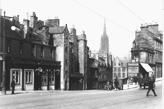 A postcard from 1921 showing Candlemaker Row and the Greyfriars Bobby statue.