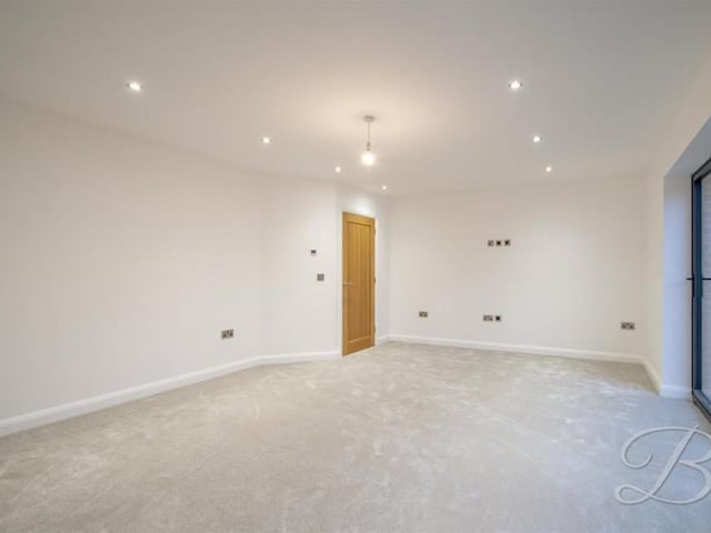 The lounge is 14'2" by 20'6".