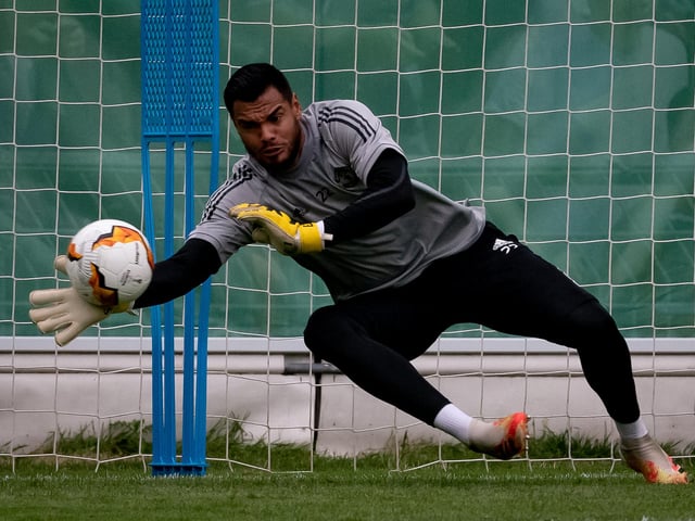 Valencia are keen on a £6m deal for Manchester United and Argentina keeper Sergio Romero. (Sunday Mirror)