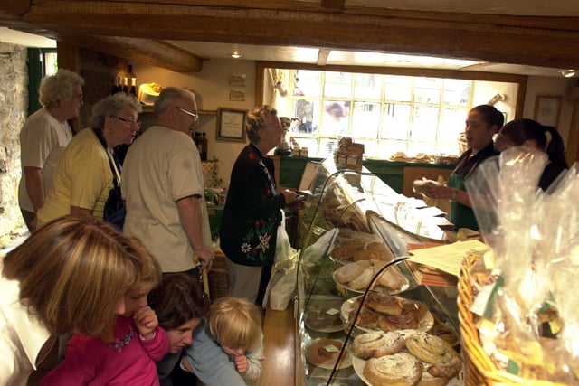 Crowds flocked to the Old Origional Bakewell Pudding shop in 2002