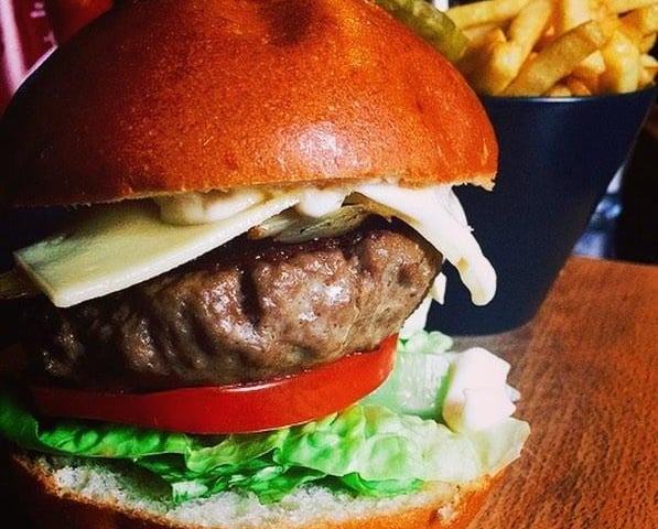 According to TripAdvisor, this bar has a great hamburger and beer selection.