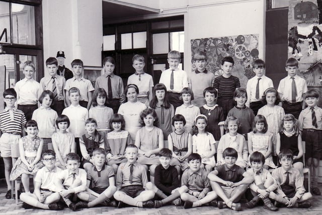 Mrs Taylor's class at Carterknowle Junior School 1968.  Submitted by Pamela Denniff