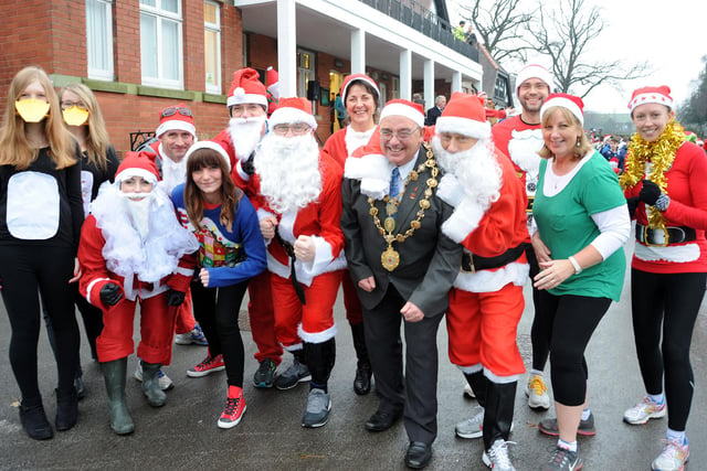 Chesterfield Mayor, Coun. Barry Bingham, was joined by the Chesterfield College Principal, Stuart Cutforth before setting off on a fundraising Santa dash around Queens Park in 2015