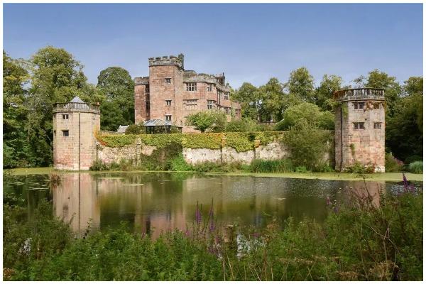 This historic Grade I Listed moated castle has three separate converted turrets and is set within over 21 acres of stunning landscaped gardens, with beautiful lakes and paddock land. Property agent: Jackson Stops bit.ly/36ZoPUV
